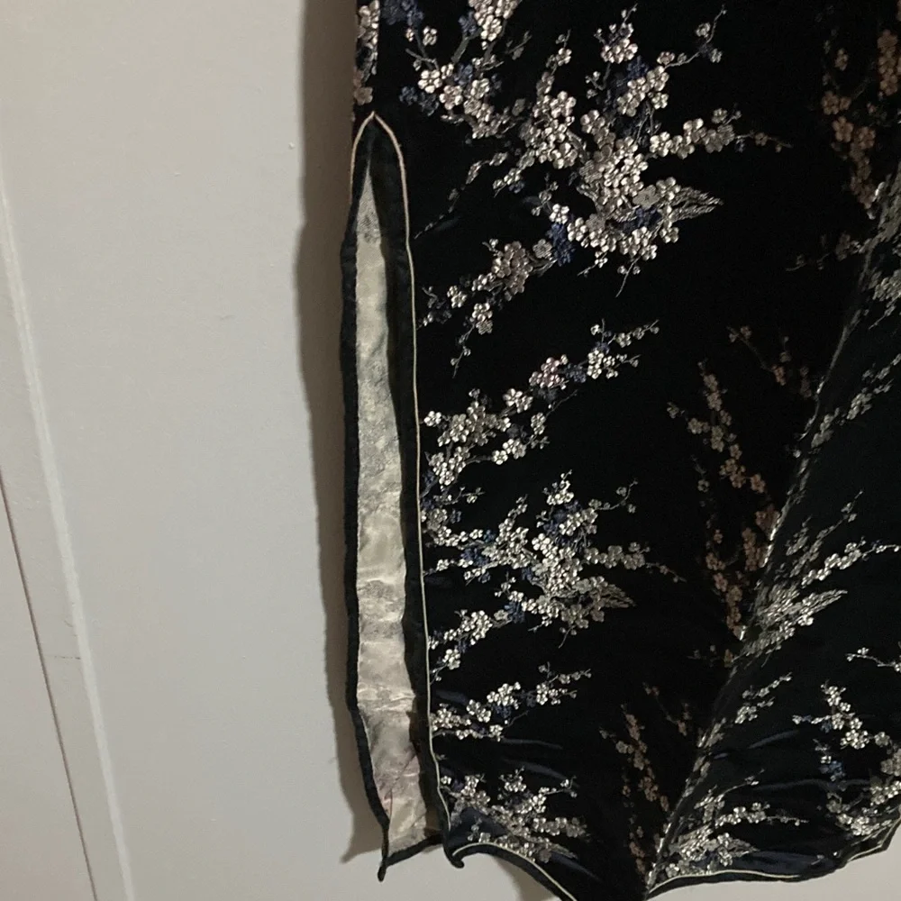 Elegant Black and Gold Floral Midi Dress - Picture 3 of 11